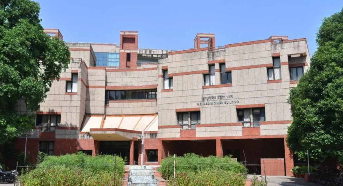 iit-kanpur-to-launch-astronomy-and-science-clubs-in-government-schools-distributes-over-100-experiments-kits-to-students