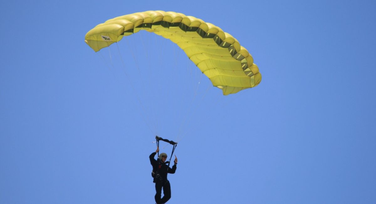 drdo-develops-indigenous-military-combat-parachute-system-enabling-30000-ft-jumps-production-to-begin-in-kanpur