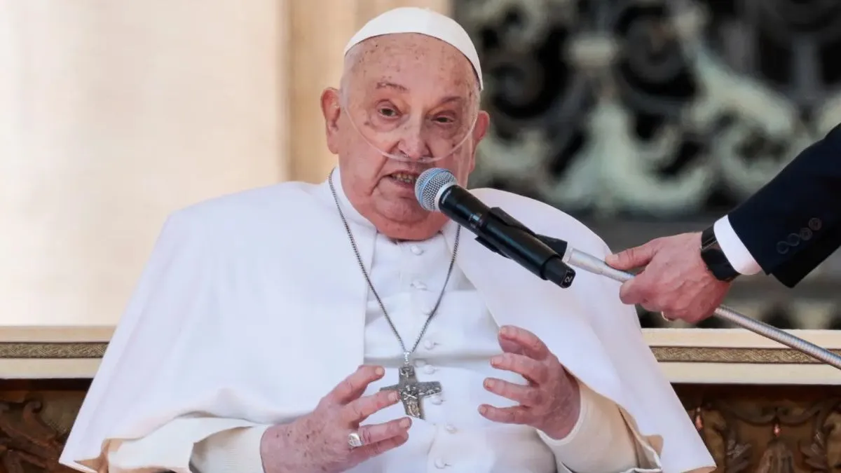 pope-francis-greets-crowds-in-first-public-appearance-since-hospitalisation-for-pneumonia-video