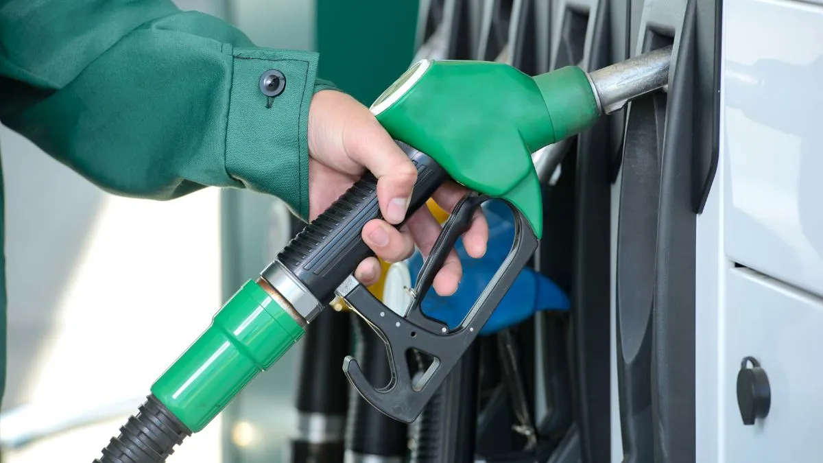 no-helmet-no-fuel-up-riders-find-a-clever-loophole-by-borrowing-helmets