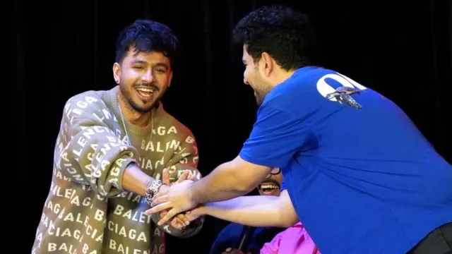 samay-raina-thanks-tony-kakkar-amid-india-got-latent-row-jab-aap-log-aate-ho-watch-video