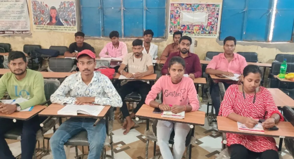 jeevikas-didi-ki-library-empowers-over-1200-students-offers-books-internet-and-career-support-to-youth-in-dehri-details