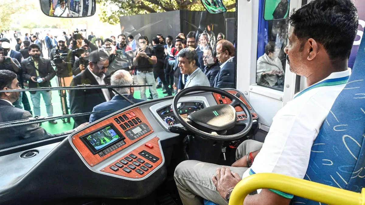 delhi-mohalla-buses-mini-electric-bus-280-vehicles-to-hit-capital-roads-soon-rekha-govt-gives-green-signal