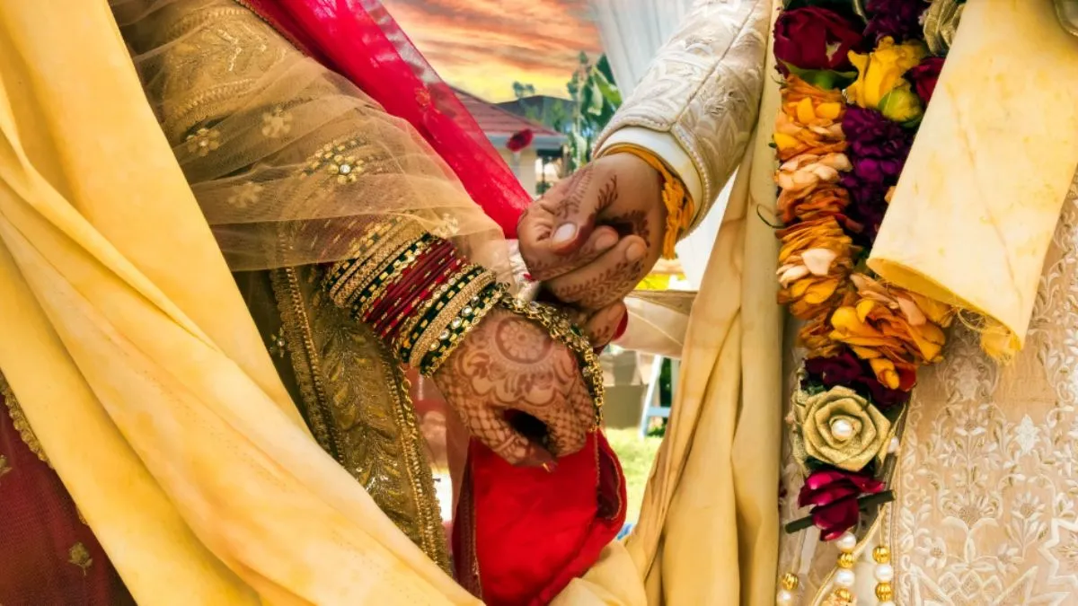 up-shocker-10-days-before-wedding-brides-mother-elopes-with-groom-steals-rs-85-lakh-in-cash-and-jewellery