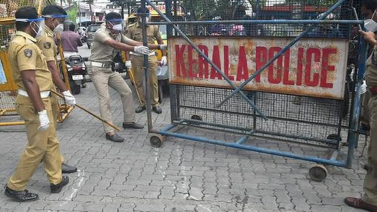 kerala-violence-clash-erupts-between-lawyers-sfi-members-at-ernakulam-court-kochi-20-injured