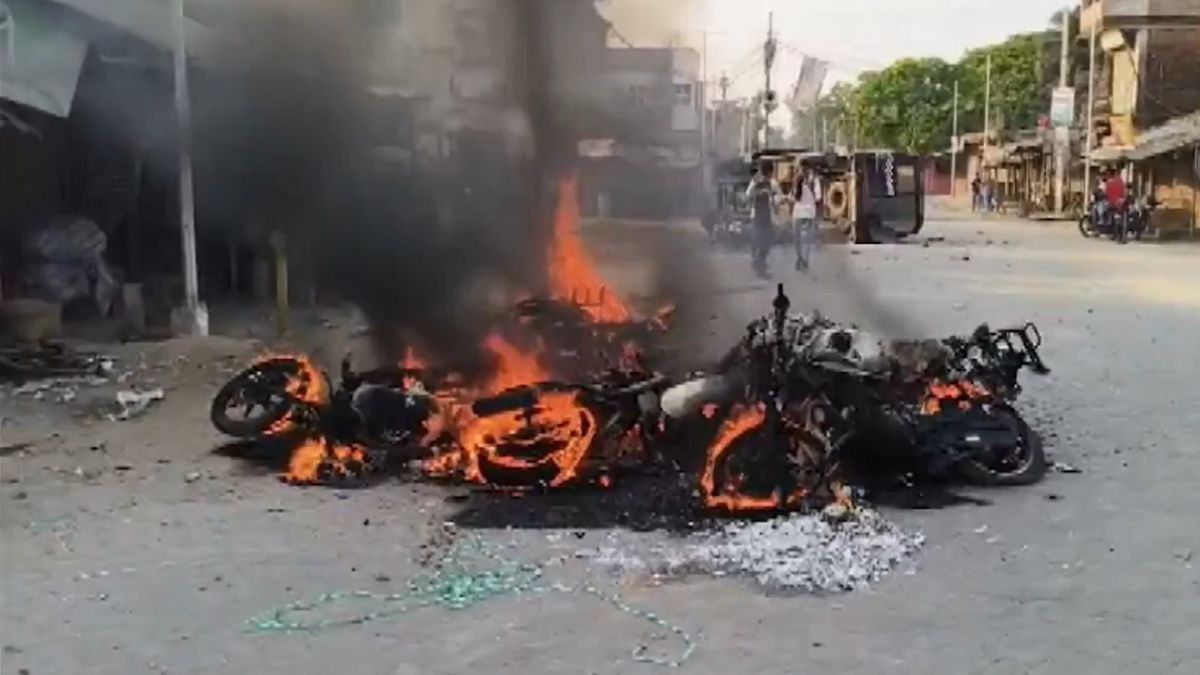 bengal-antiwaqf-law-protests-after-murshidabad-fresh-unrest-erupts-in-south-24-parganas-as-isf-workers-clash-with-police-video