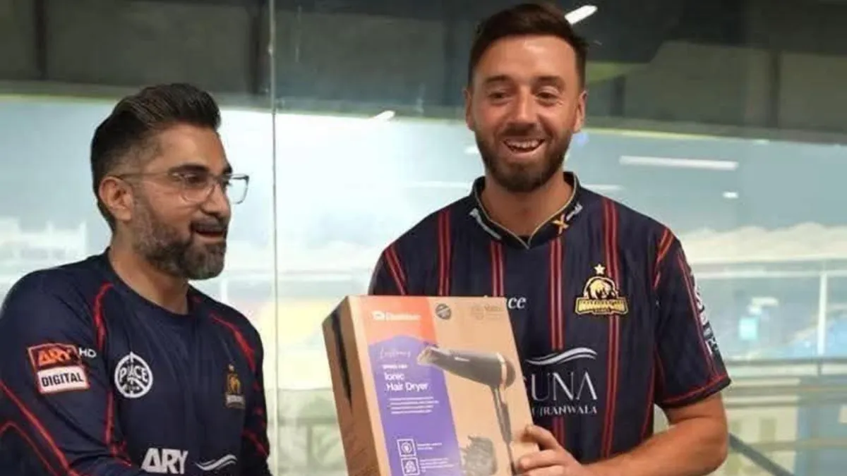 psl-2025-james-vince-hair-dryer-award-reactions-karachi-kings-vs-multan-sultans-mohammed-rizwan-video