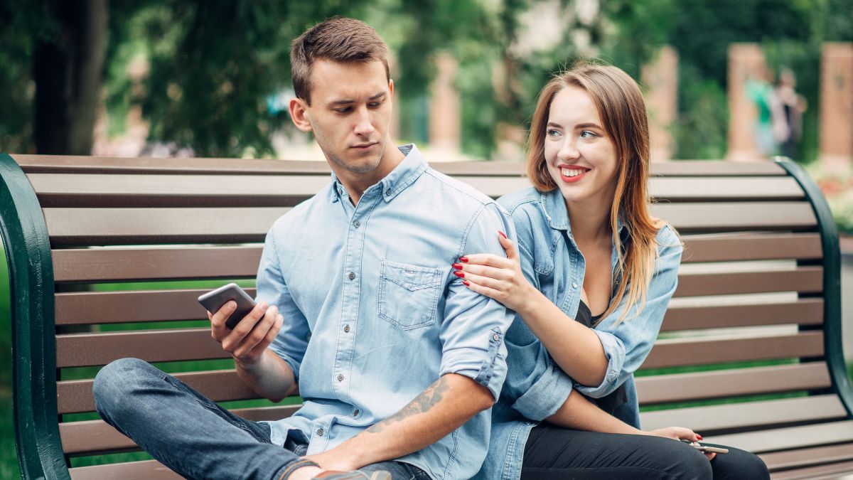 signs of breadcumbing in relationship