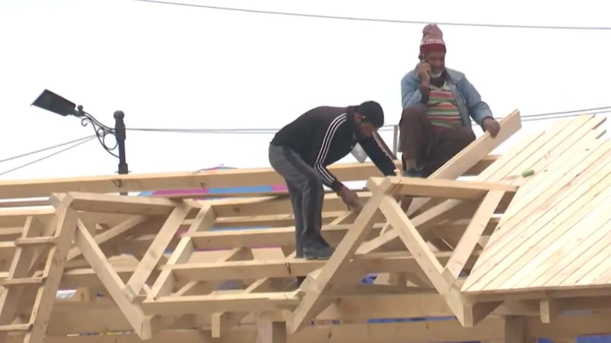 kashmir-amira-kadal-pedestrian-footpath-transformation-work-nears-completion-250yearold-bridge-to-enhance-urban-mobility