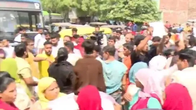 seelampur-murder-17-year-old-delhi-boy-stabbed-to-death-locals-block-isbt-kashmiri-gate-ghaziabad-road-probe-on