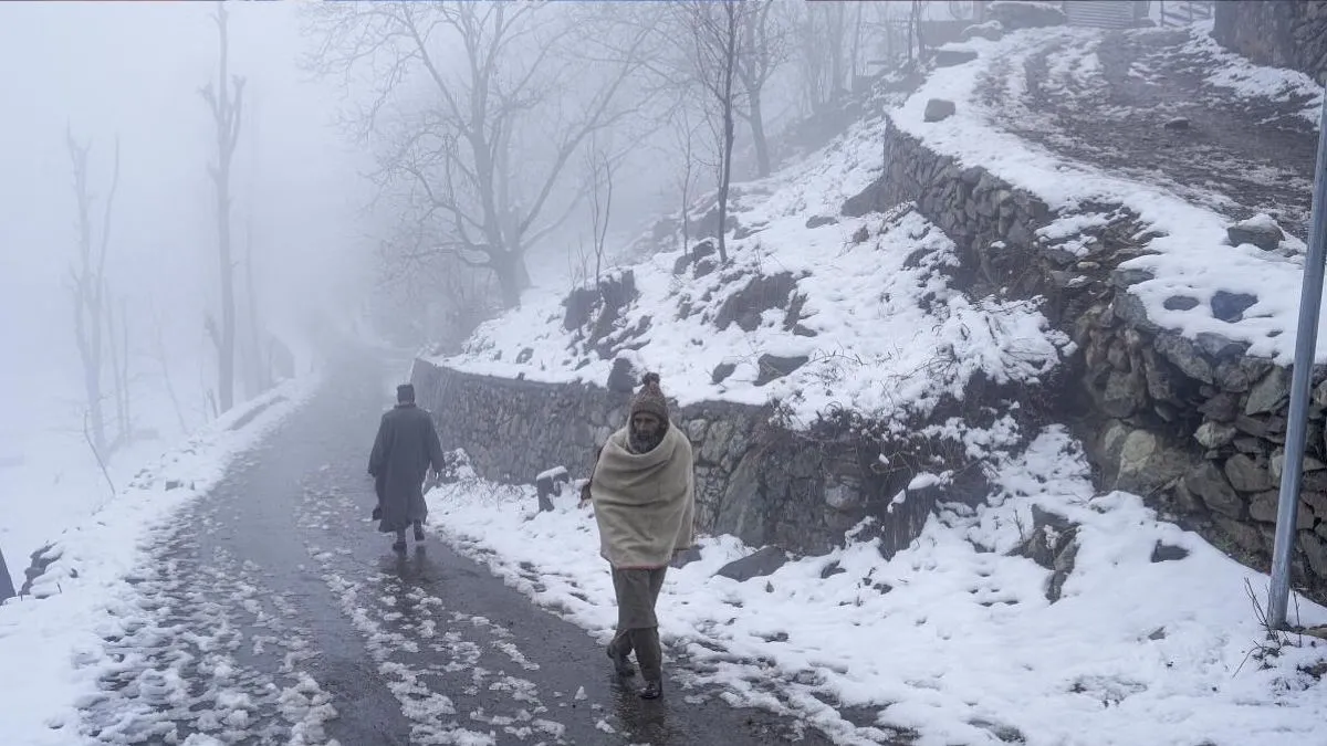 kashmir-weather-fresh-snowfall-in-higher-reaches-rain-lashes-srinagar-other-areas-several-roads-blocked-watch