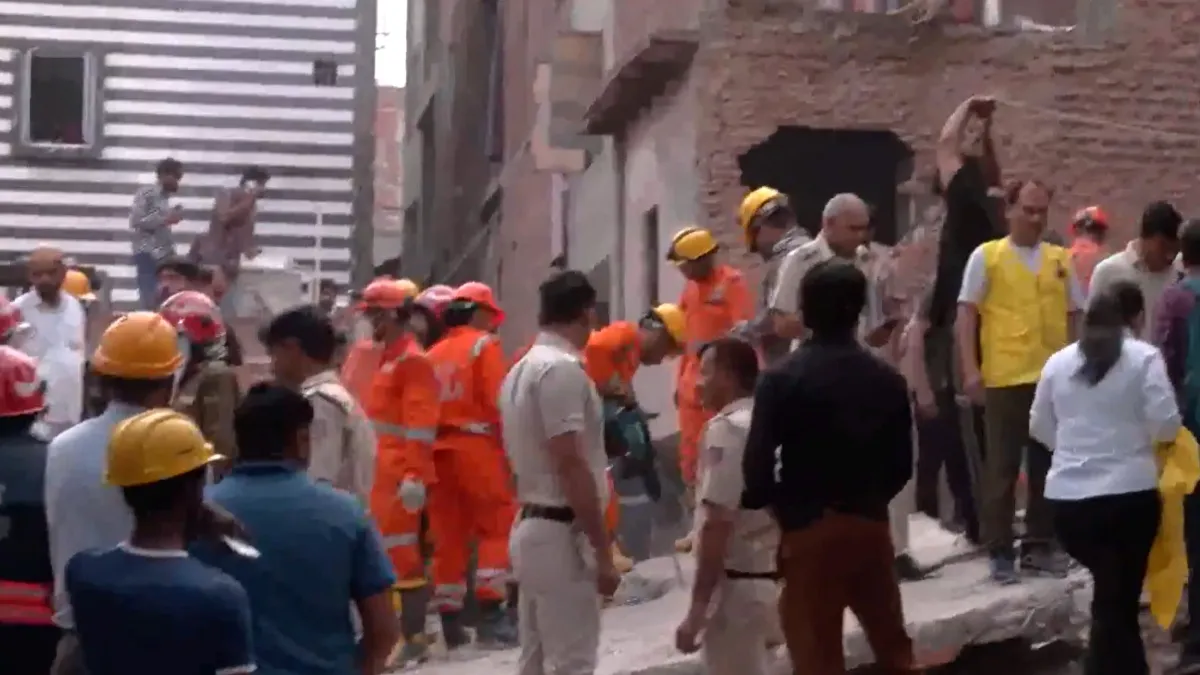 delhi-mustafabad-roof-building-collapse-dead-death-count-injured-trapped-rescue-operation-fire-department-police-ndrf-injured-latest-updates
