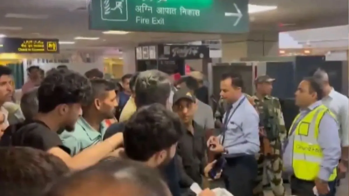 jk-weather-chaos-at-jammu-airport-after-several-flights-cancelled-due-to-heavy-rain-snowfall-srinagar-watch