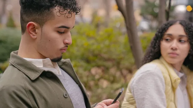 pink-flags-are-new-relationship-flags-5-early-signs-to-look-for-before-its-too-late