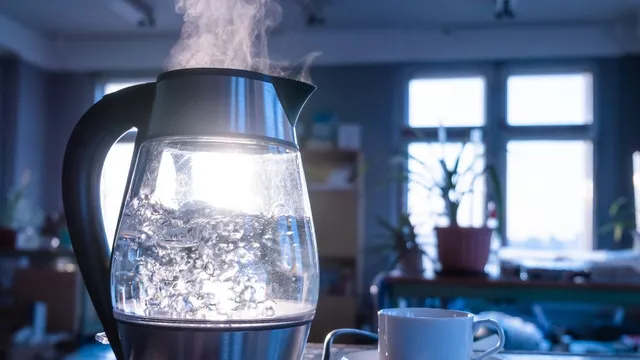 lukewarm-water-4-benefits-of-drinking-one-glass-every-morning