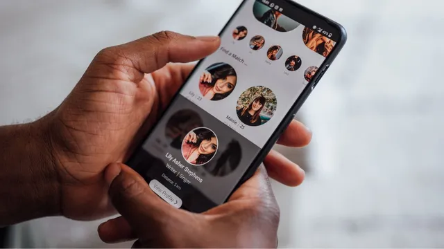 ego-scrolling-is-latest-toxic-dating-trend-heres-what-it-means