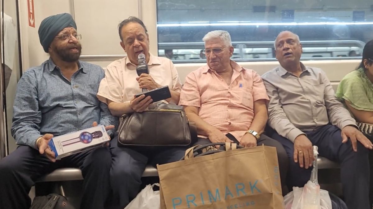 mahol-hi-badal-diya-elderly-uncles-bring-1950s-romance-to-life-in-delhi-metro-with-impromptu-karaoke-viral-video