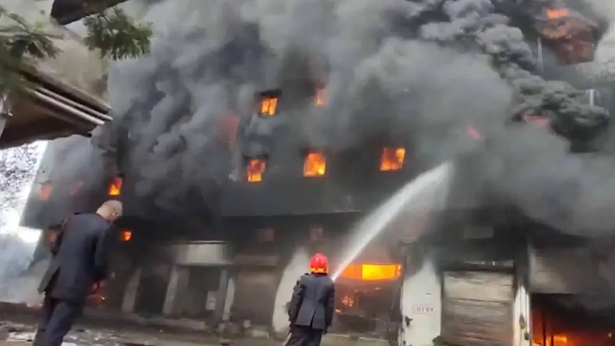 mumbai-fire-massive-blaze-erupts-in-bhiwandi-fire-tenders-rushed-to-spot-mani-surat-complex-death-count-injured-dousing-operation-video