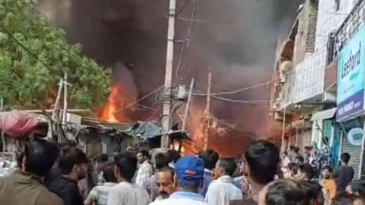 delhi-massive-fire-breaks-out-in-rohini-sector-17-slums-residents-damage-fire-engine-over-delayed-response