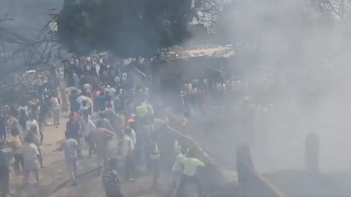 lucknow-fire-massive-blaze-breaks-out-near-radha-krishna-temple-in-madiyaon-watch