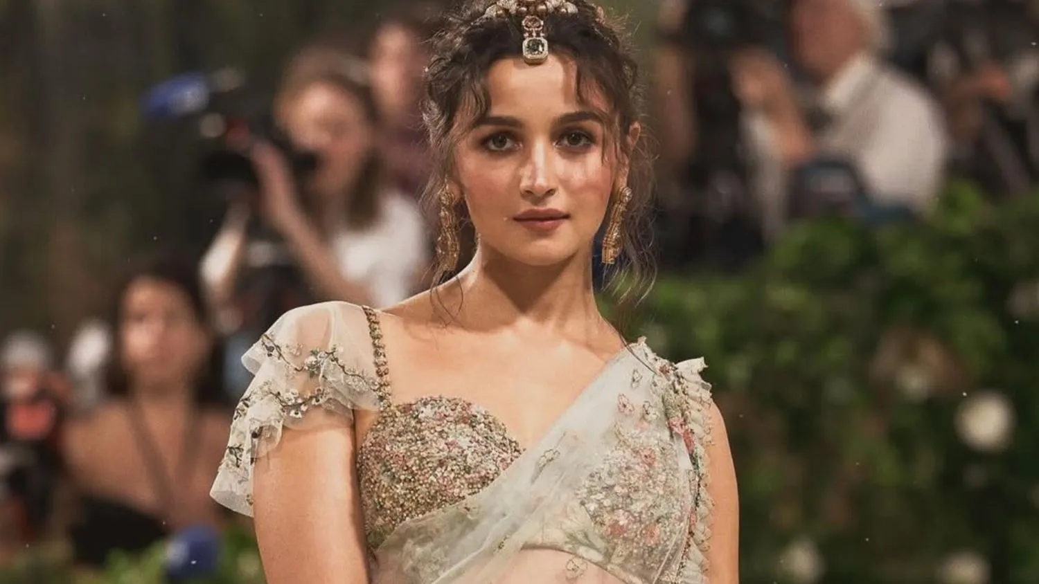 celebrities-who-wore-sabyasachi-at-met-gala-before-shah-rukh-khan-check-list