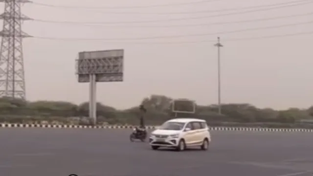 biker-crashes-while-pulling-off-dangerous-stunt-on-delhi-gurgaon-expressway-internet-slams-reckless-act-viral-video