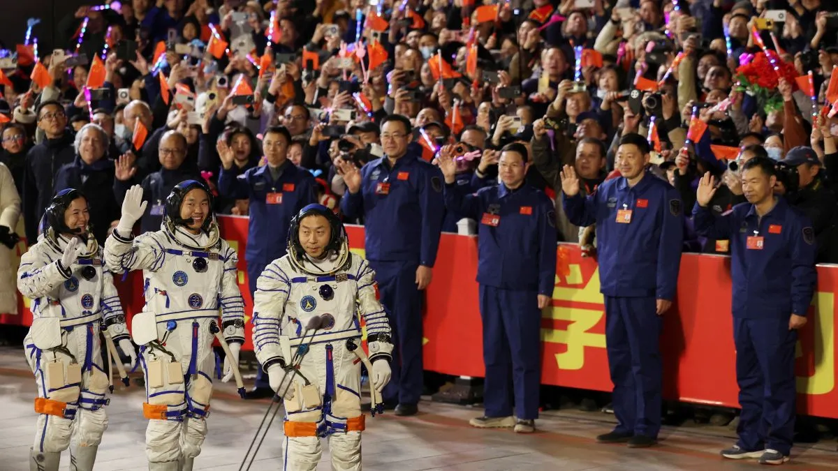 chinese-astronauts-stunning-homecoming-183-days-in-space-station-ends-with-jaw-dropping-return-video