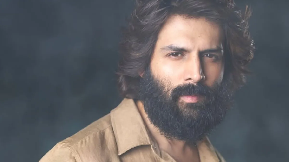 kartik-aaryan-says-sorry-to-pm-modi-due-to-this-reason-while-delivering-opening-speech-at-waves-2025