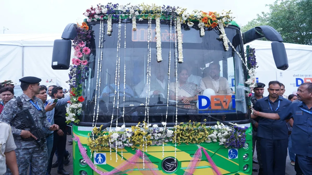 delhi-cm-rekha-gupta-flags-off-255-pmi-electric-buses-under-first-phase-of-devi-service