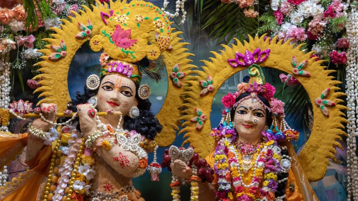 chandan-yatra-2025-why-sandalwood-or-chandan-is-smeared-on-deities-in-vrindavan-during-summer-months-know-significance