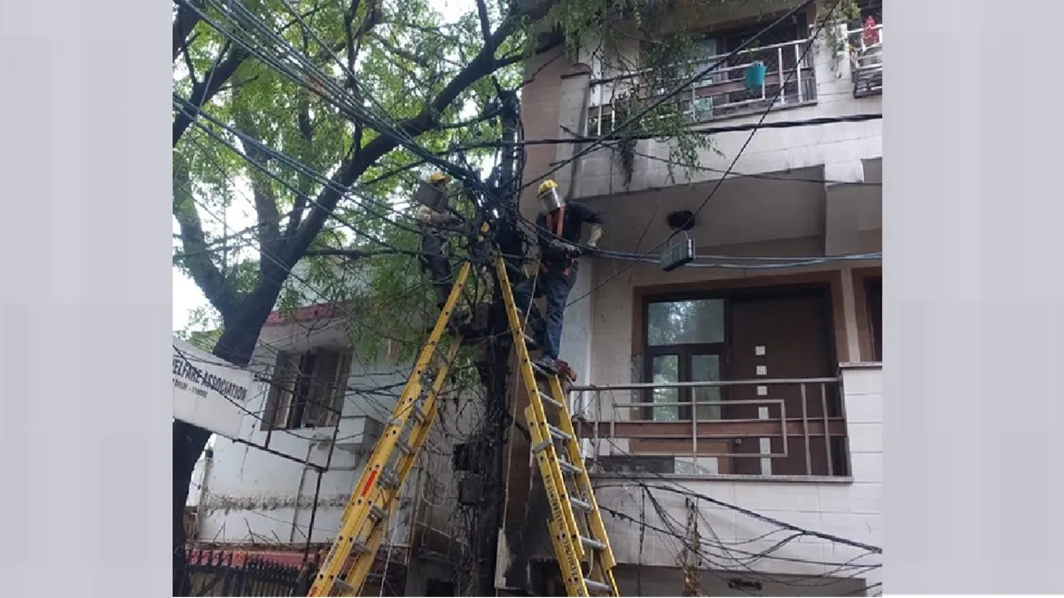 delhi-rains-power-distribution-firm-gives-big-update-on-power-cuts-amid-rekha-gupta-govt-vs-aap-slugfest-over-chaos