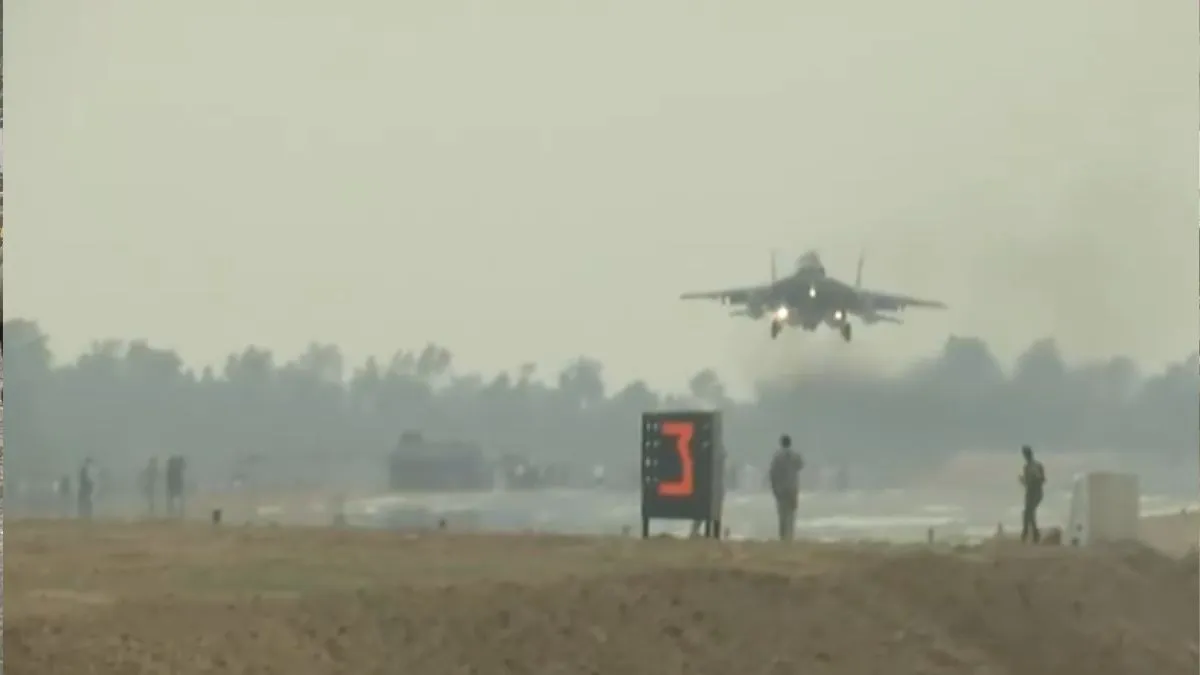 iaf-showcases-india-air-prowess-as-rafale-jaguar-mirage-jets-flypast-on-ganga-expressway-airstrip-watch