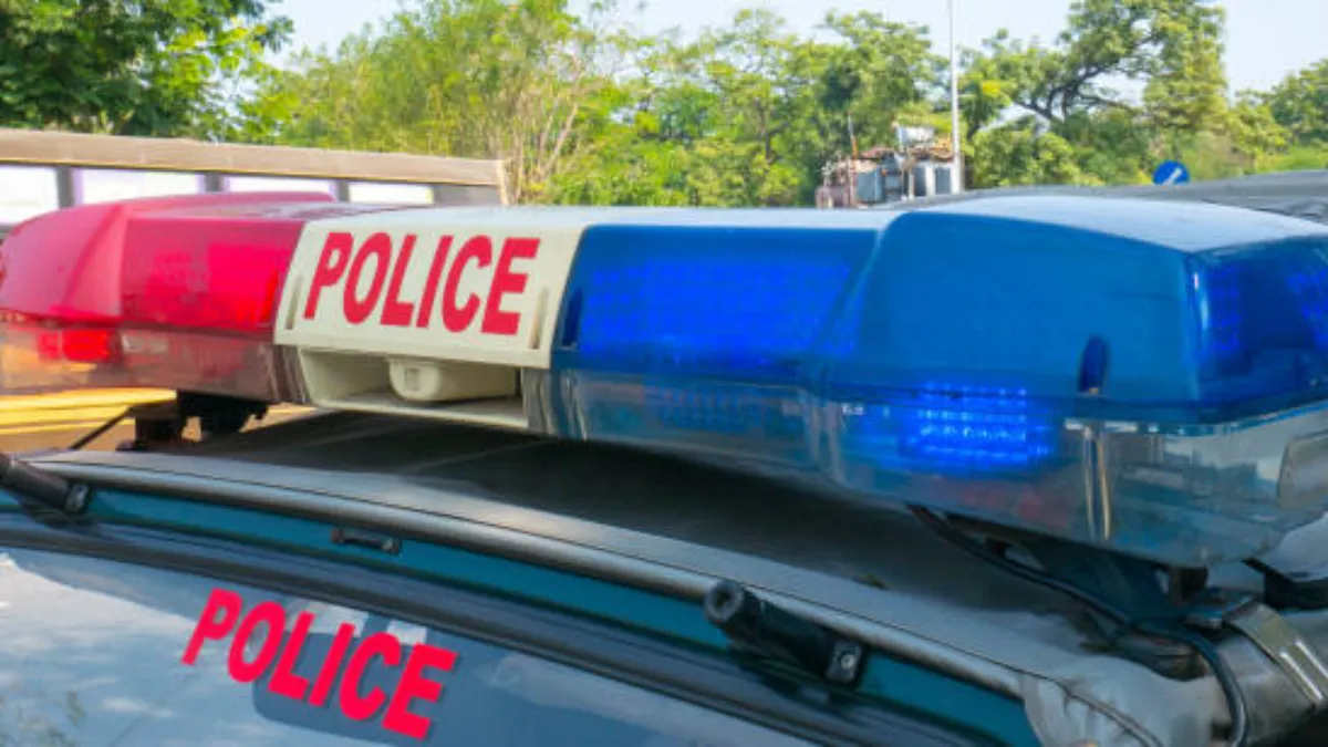 up-two-police-constables-booked-suspended-for-not-paying-vendor-after-eating-melons-in-hardoi