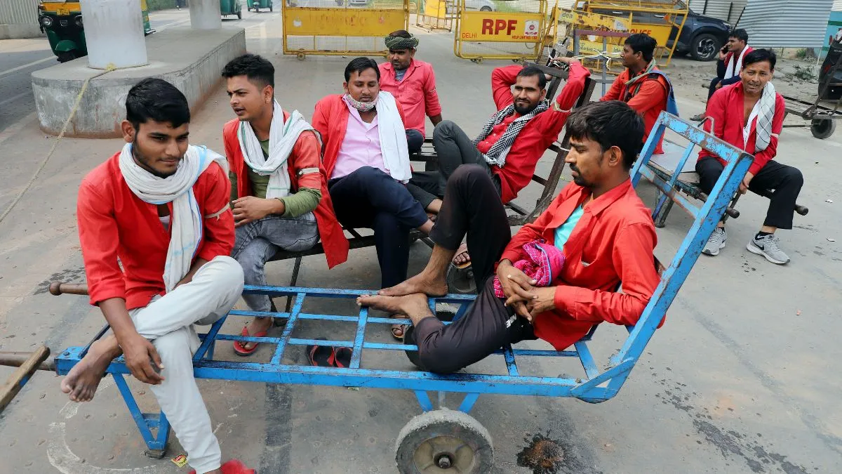 ghaziabad-railway-station-porters-to-be-trained-as-lifesavers-with-cpr-and-first-aid-training-initiative-to-launch-on-monday