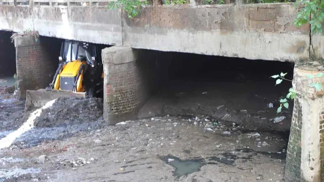 waterlogging-in-delhi-locals-blame-delay-in-desilting-of-drains-mcd-lags-behind-target-check-affected-areas