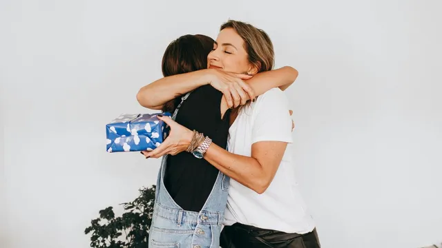 mothers-day-2025-gift-ideas-6-thoughtful-presents-to-delight-your-moms-and-make-her-smile-jewellery-skincare-and-more