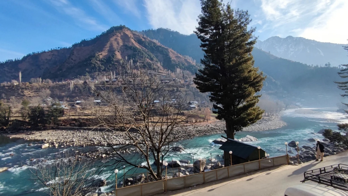 list of districts and cities closest to pakistan border 1