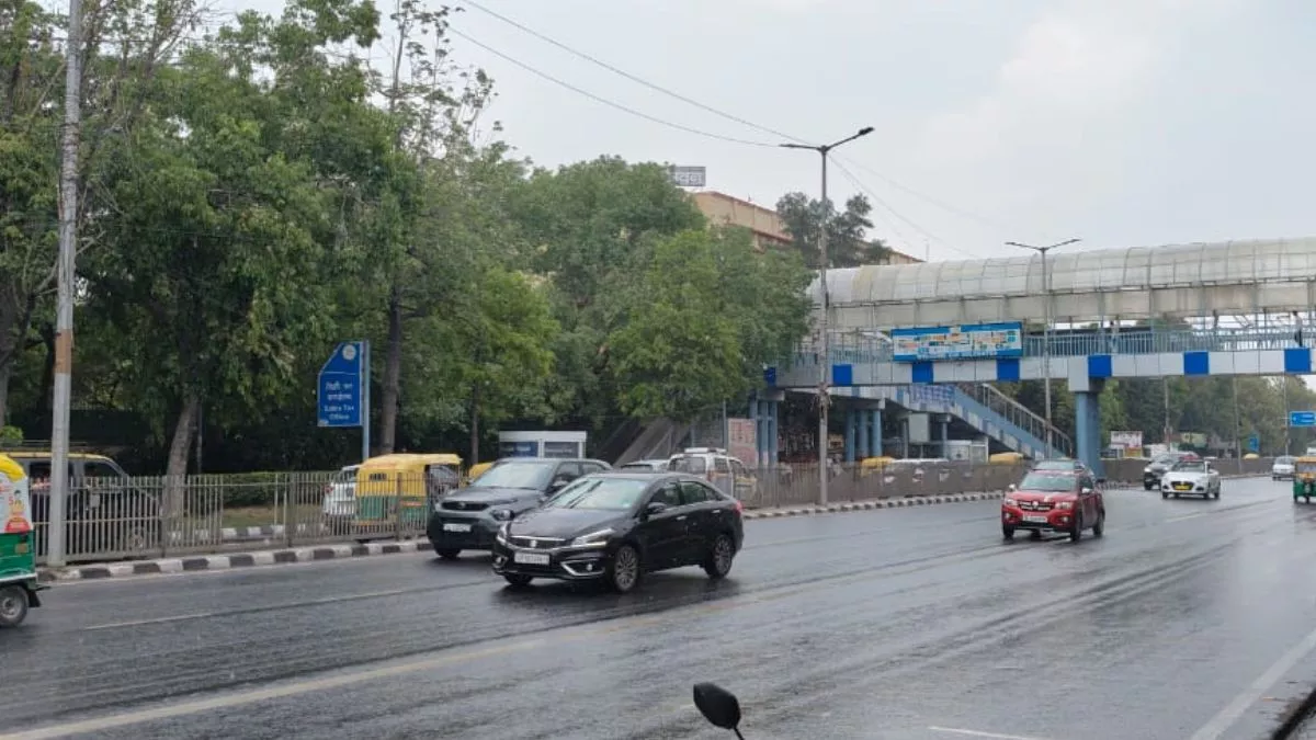 delhincr-weather-heavy-rains-lash-national-capital-cloudy-skies-in-noida-showers-likely-check-forecast