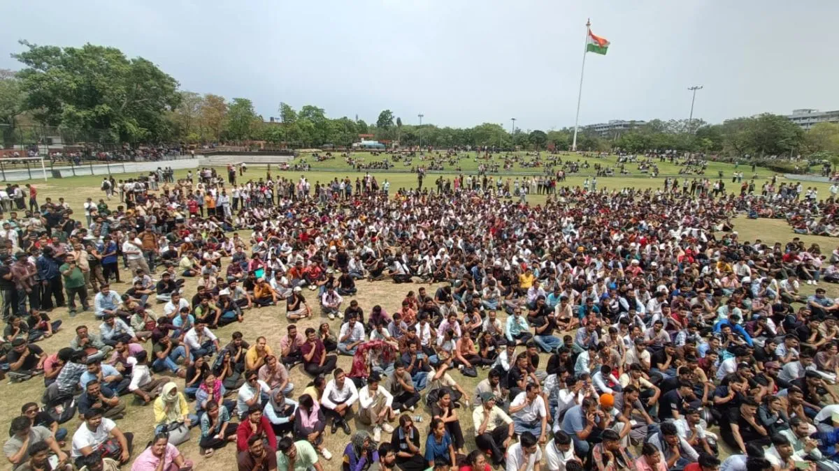 chandigarh-crowd-comes-after-admin-invites-people-to-join-as-civil-defence-volunteers-amid-indopak-tensions-watch