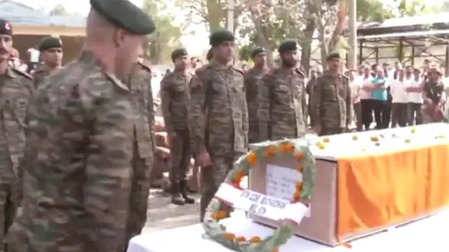 fallen-soldier-sunil-kumar-gets-tearful-farewell-was-killed-in-pakistani-shelling-video