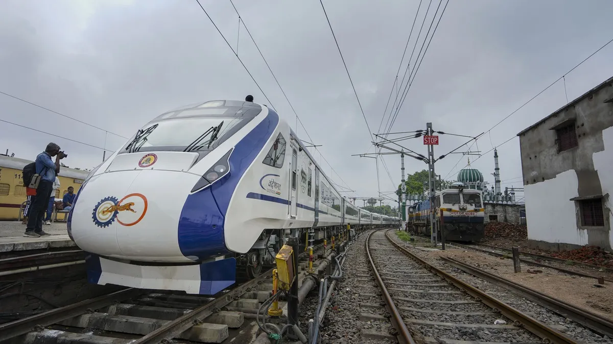 mumbai-gandhinagar-vande-bharat-western-railway-adds-three-extra-ac-coaches-85000-seats-yearly-details-inside