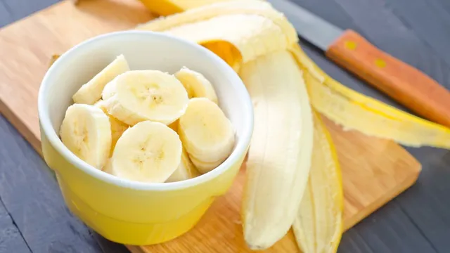 should-you-eat-bananas-at-night-heres-everything-you-need-to-know