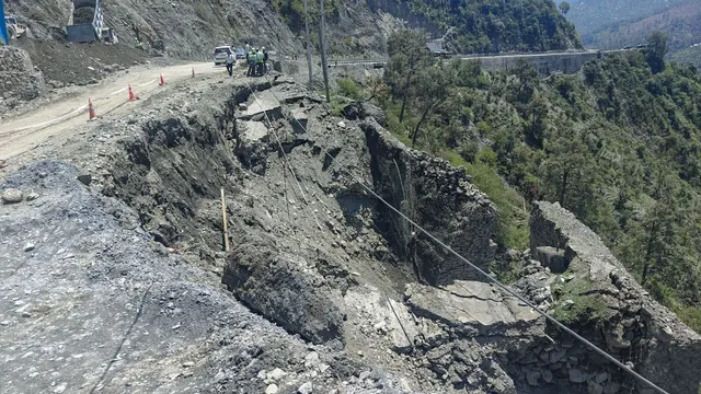 jammusrinagar-national-highway-shut-after-road-collapse-in-ramban-traffic-halted