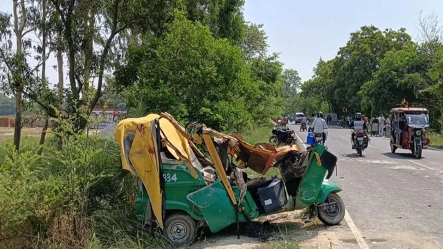 up-road-accident-6-killed-after-head-on-collision-between-auto-and-truck-in-hardoi-probe-underway