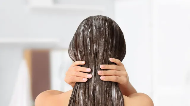 5-diy-homemade-hair-masks-that-fight-dandruff-and-dryness-naturally