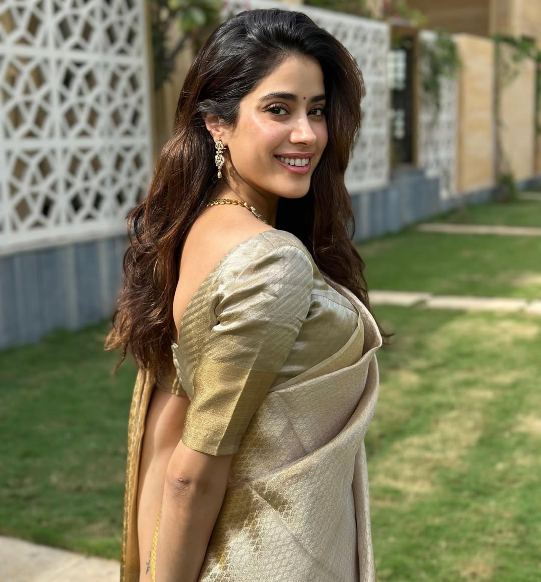 janhvi kapoor blouse