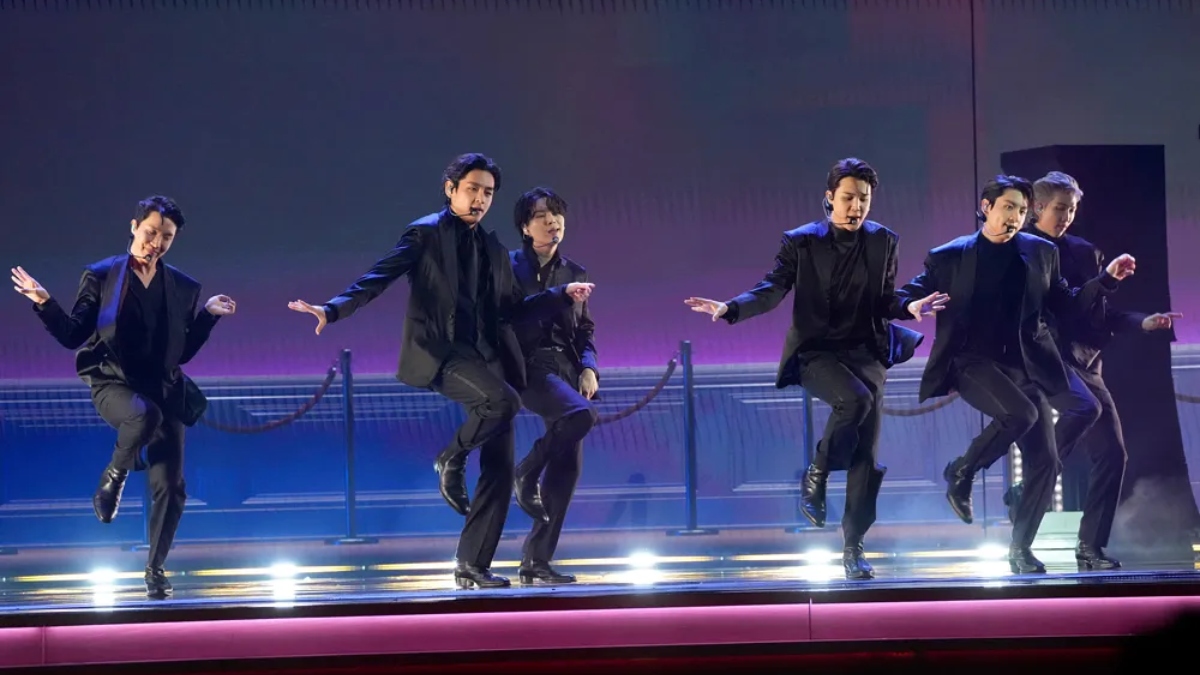 bts-members-dance-to-shah-rukh-khan-besharam-rang-song-can-you-copy-jimin-v-jungkook-and-others-moves-in-viral-fanmade-video