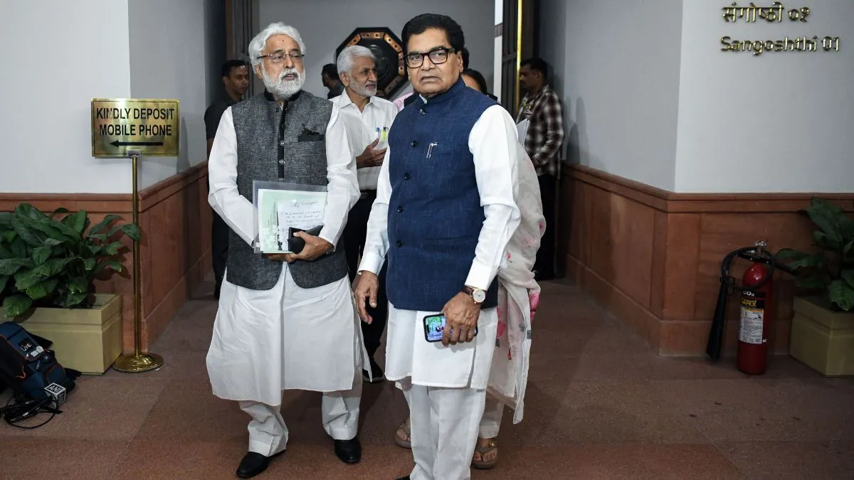 sp-leader-ramgopal-yadav-tenders-clarification-on-his-caste-remark-about-wing-commander-vyomika-singh-targets-yogi-adityanath
