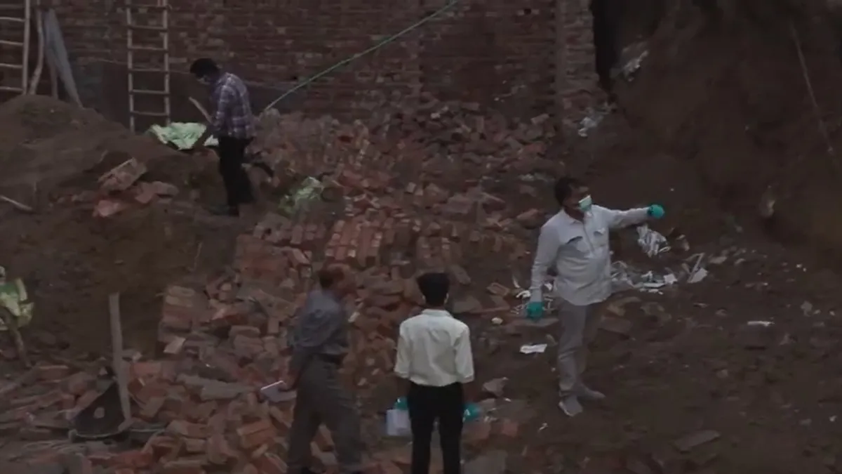 delhi-rains-two-dead-after-house-collapses-on-arakashan-road-in-paharganj