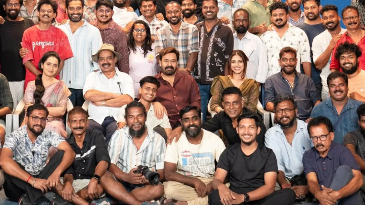 mohanlal-wraps-up-sathyan-anthikad-malayalam-movie-hridayapoorvam-poses-with-malavika-mohanan-and-team